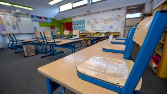 Ein Klassenraum an einer Grundschule ist leer, Stühle stehen auf den Tischen.