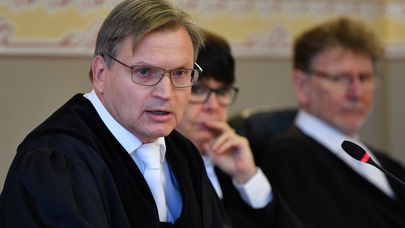 Klaus von der Weiden, Vorsitzender Richter, verkündet ein Urteil im Verhandlungssaal des Thüringer Verfassungsgerichtshofs.