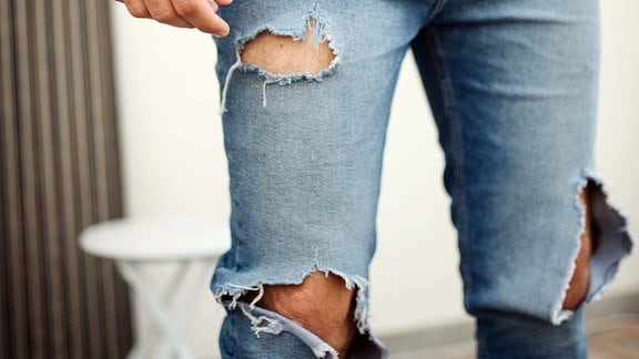 Teenager mit zerissene Jeans