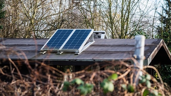 Solarpanel auf einem Dach eines Schrebergartenhauses