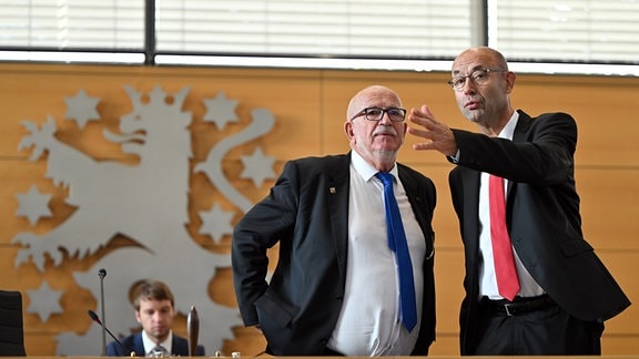 Jörg Hopfe (r), Direktor des Thüringer Landtags, und Jürgen Treutler (l), AfD-Abgeordneter und Alterspräsident, während der konstituierenden Sitzung des Thüringer Landtags.