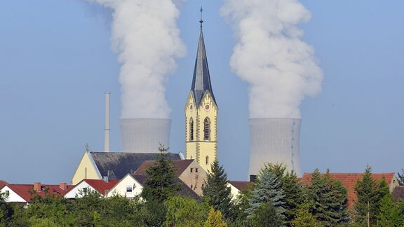 Kirche von Röthlein vor dem Kernkraftwerk Grafenrheinfeld