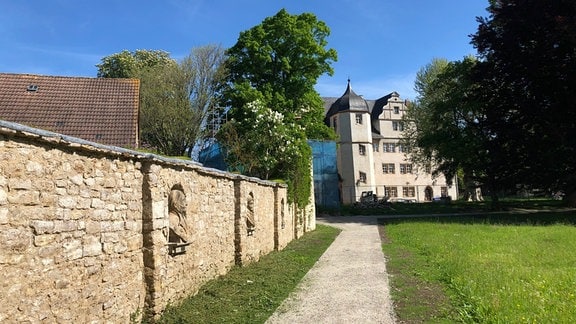 Schlossmauer mit Büsten am Schloss Kromsdorf
