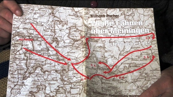 Zeitzeuge Wilhelm Pocher aus Meiningen hält sein Buch in den Händen