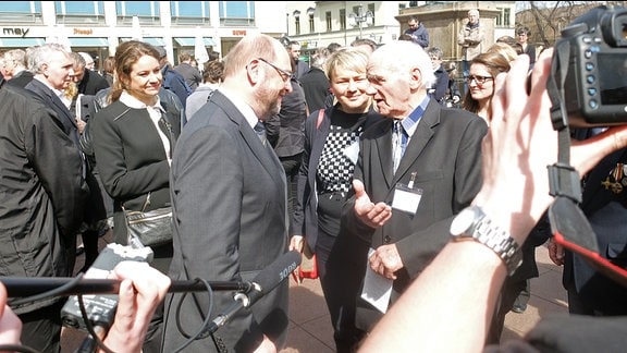 Martin Schulz begrüßt den KZ-Überlebenden Andrej Moissenko aus Polen.