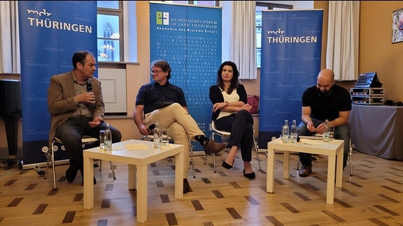 Kai Hafez, Ulrich Böhme, Elisa Calzolari, Mohammad Sarhangi (von links) diskutieren zum Erfolg oder Misserfolg von Migration im Haus Dacheröden in Erfurt.