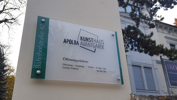 Infotafel mit Öffnungszeiten am Kunsthaus-Gebäude in Apolda