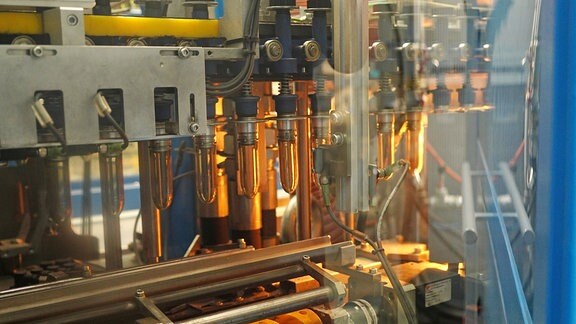 Plastik-Rohlinge werden in Maschine in Flaschenform gebracht