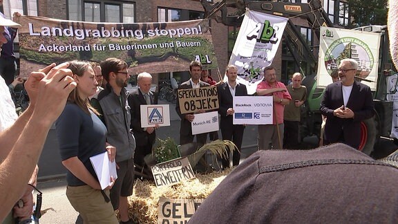 Immer wieder demonstrieren Bauern gegen das sogenannte Landgrabbing, wie hier im Juni 2023 in Leipzig