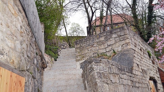Treppen führen zum Apoldaer Schloss. Die Treppen sind neu gebaut. 