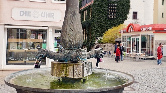 Der Bürgerbrunnen in Apolda. Aus Lindwürmern fließt das Wasser in den Brunnen. 