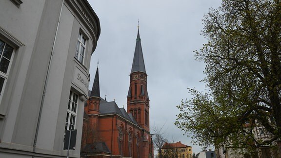 Blick auf die Lutherkirche, einen roten Backsteinbau, in Apolda. 