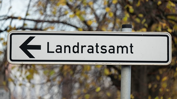 Ein Schild mit der Aufschrift „Landratsamt“.