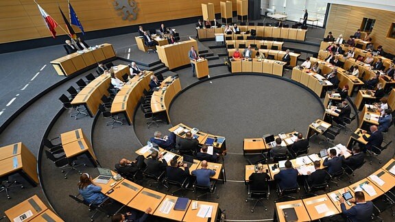 Bodo Ramelow (Die Linke, hinten M), Ministerpräsident von Thüringen, gibt im Plenarsaal des Landtags eine Regierungserklärung zum diesjährigen Thüringen Monitor ab.