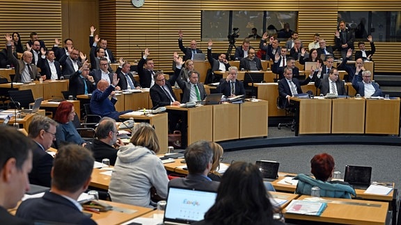 Abgeordnete stimmen ab während der Sitzung des Thüringer Landtags.