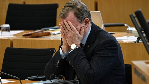 Bodo Ramelow (Die Linke), Ministerpräsident von Thüringen, schlägt die Hände vors Gesicht.