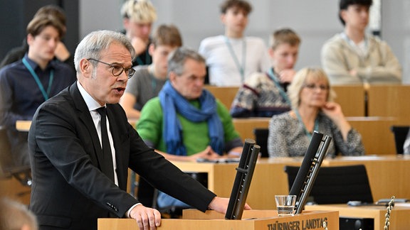 Georg Maier (SPD), Innenminister von Thüringen, spricht während einer Gedenkstunde im Thüringer Landtag. Der Thüringer Landtag, die Thüringer Landesregierung und die Stiftung Gedenkstätten Buchenwald und Mittelbau-Dora gedenken gemeinsam der Opfer des Nationalsozialismus. Im Mittelpunkt des diesjährigen Gedenkens steht die Zwangsarbeit im Nationalsozialismus. Bis zum 6. März wird das Thema mit einer Ausstellung im Landtag beleuchtet.