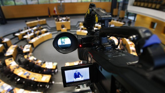 Eine Kamera fimlt eine Plenarsitzung der 6. Wahlperiode im Thüringer Landtag.