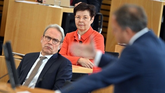 Mario Voigt, CDU-Fraktionschef, spricht im Plenarsaal des Thüringer Landtags, dahinter Heike Taubert (SPD), Finanzministerin von Thüringen, und Georg Maier (SPD), Minister für Inneres und Kommunales von Thüringen