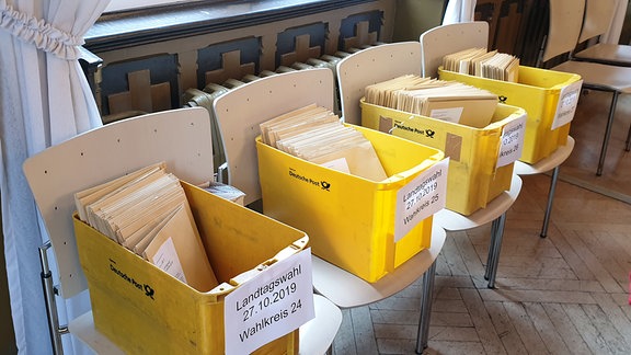 Der Wahlausschuss in Erfurt hat die Stimmzettel zur Landtagswahl geprüft