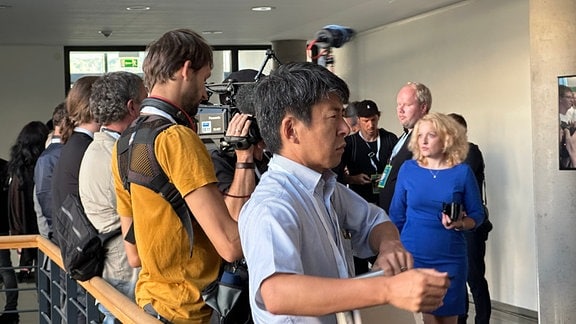 Journalisten warten vor einem Fraktionssaal im Landtag, im Vordergrund Kazuo Teranishi von der japanischen Zeitung Asahi Shimbun