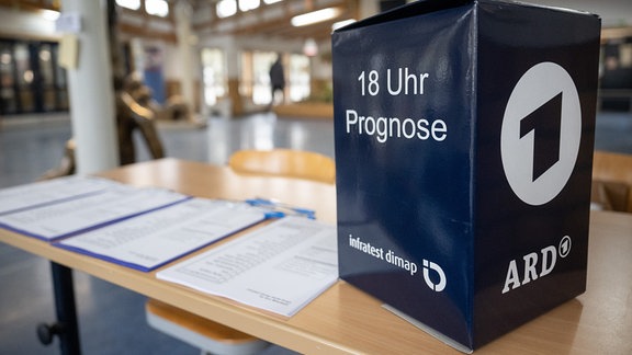 Eine Box für die Nachwahlbefragung für die 18-Uhr-Prognose der ARD steht in einem Wahllokal.