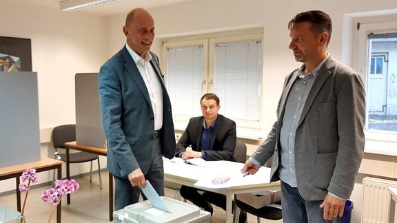 Wolfgang Tiefensee gibt seinen Wahlzettel zur Landtagswahl ab.