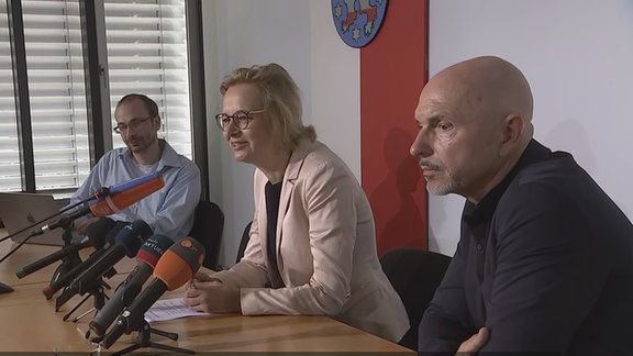 Katja Wolf und Steffen Quasebarth sitzen während einer Pressekonferenz an einem Tisch. 