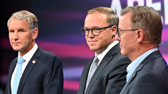 Björn Höcke (l-r, AfD), Mario Voigt (CDU) und Bodo Ramelow (Die Linke) stehen als Spitzenkandidaten der Parteien in einem Studio des MDR Landesfunkhaus Thüringen vor Beginn der Sendung «Fakt ist!».