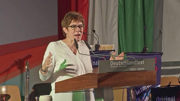 CDU-Parteichefin Annegret Kramp-Karrenbauer steht hinter einem Podium und hält eine Rede.