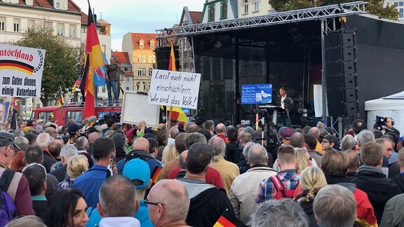 Thüringens AfD-Chef Björn Höcke spricht beim Wahlkampfabschluss seiner Partei auf dem Domplatz in Erfurt.