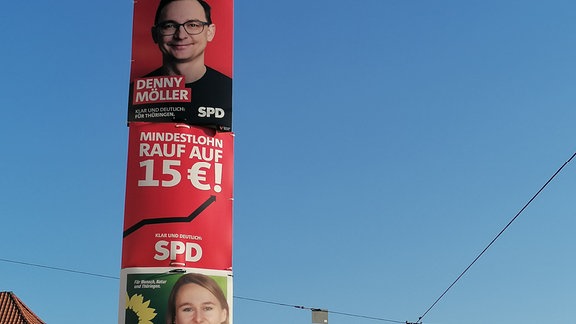 Wahlplakate verschiedener Parteien hängen an Laternenmasten