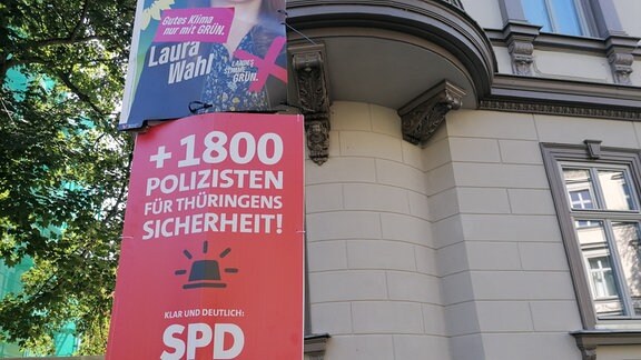 Wahlplakat mit Aufschrift +1800 Polizisten für Thüringens Sicherheit an einem Laternenmast