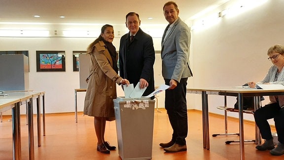 Bodo Ramelow wirft seinen Wahlzettel ein.