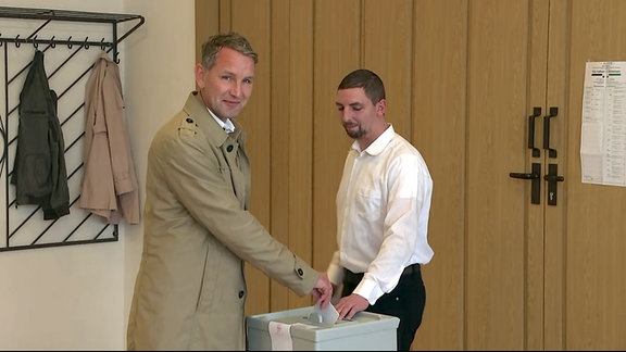 Björn Höcke (AfD) bei der Stimmabgabe.