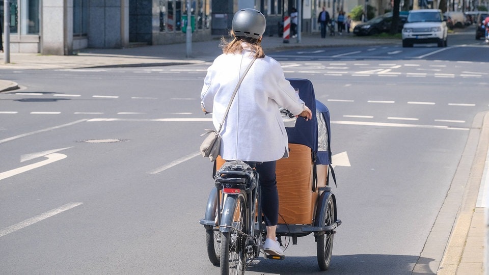 In Weimar hat ein Auto eine Mutter und ihre beiden Kinder auf ihrem Lastenrad erfasst. Die Radfahrerin und eines der beiden Kinder wurden verletzt.