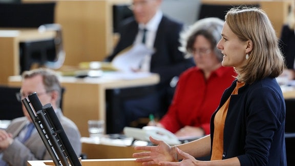 Szene aus dem Thüringer Landtag, vorn im Bild: Laura Wahl von Bündnis 90/ Die Grünen