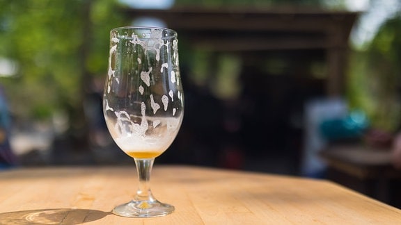 Ein leeres Bierglas steht auf einem Tisch