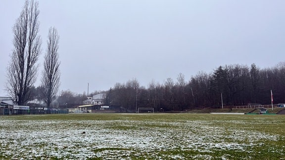 Fußballplatz Lindenstadion mit Schnee