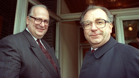 Der Geschäftsführer der Jenoptik Carl zeiss Jena GmbH, Dr. Klaus-Dieter Gattner (l) und der Zeiss-Berater des Thüringer Ministerpräsidenten, Lothar Späth, 1991