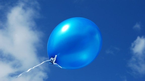  Ein blauer Luftballon