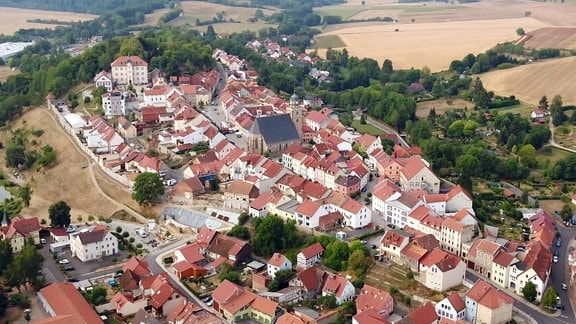 Luftaufnahme der Stadt Geisa im Süden des Wartburgkreises in der thüringischen Rhön im Ulstertal.