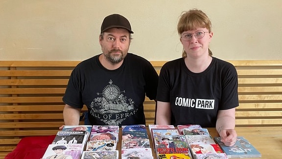 Sarah Kleen und Jan Ettingshausen vom Planet Comic Café in Erfurt präsentieren verschiedene absolut jugendfreie Mangas