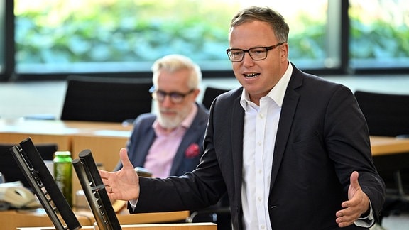 Mario Voigt (CDU) vor Benjamin Hoff (Linke) im Thüringer Landtag