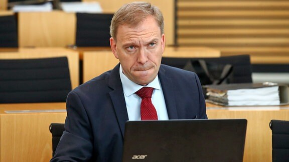 Matthias Hey sitzt 2019 vor der Sitzung des Thüringer Landtages im Plenarsaal.