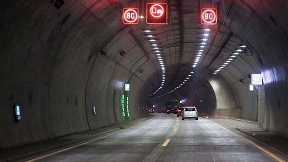 Der Verkehr rollt  2017 durch den Schmücketunnel.