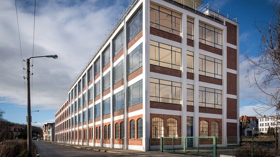 Ein vierstöckiges Industriegebäude mit großen Fenstern