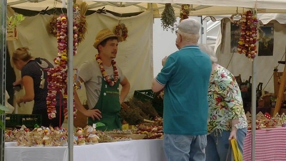 Gespräch zwischen Verkäufer und Kunden