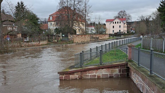 Der gesteigene Wasserpegel der Ilm in Bad Berka.