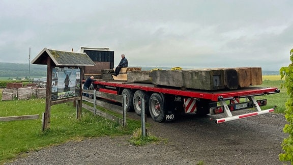 Holzbalken auf einem Tieflader